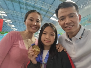 Chúc mừng “kình ngư nhí” Nguyễn Lê Trà My giành huy chương Vàng bơi thành phố 