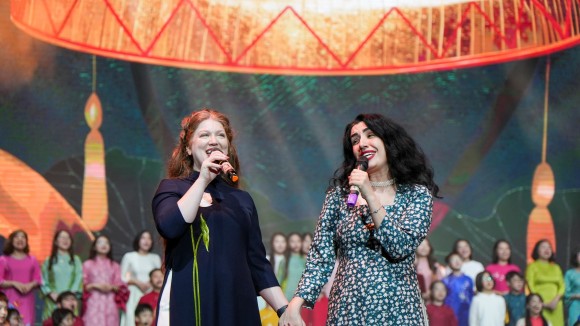 Khi thầy cô quốc tế cover dân ca Việt Nam