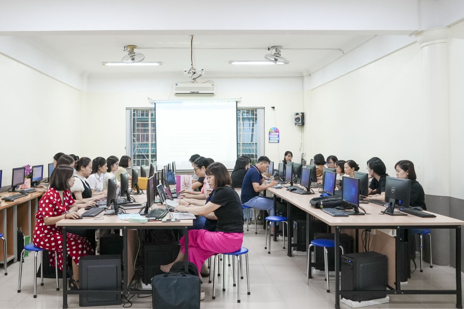 Thầy cô Tiểu học Lê Quý Đôn tập huấn Ứng dụng A.I trong giảng dạy và cá nhân hoá học sinh