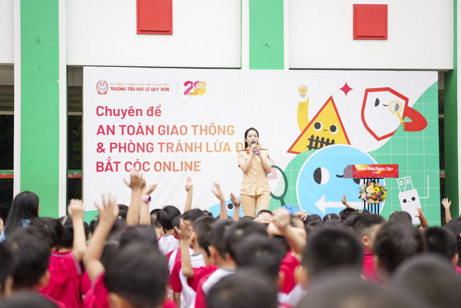 Đại uý Phạm Hương Huyền - Cán bộ tổ CSTT, CA phường Từ Liêm hướng dẫn nội dung An toàn giao thông