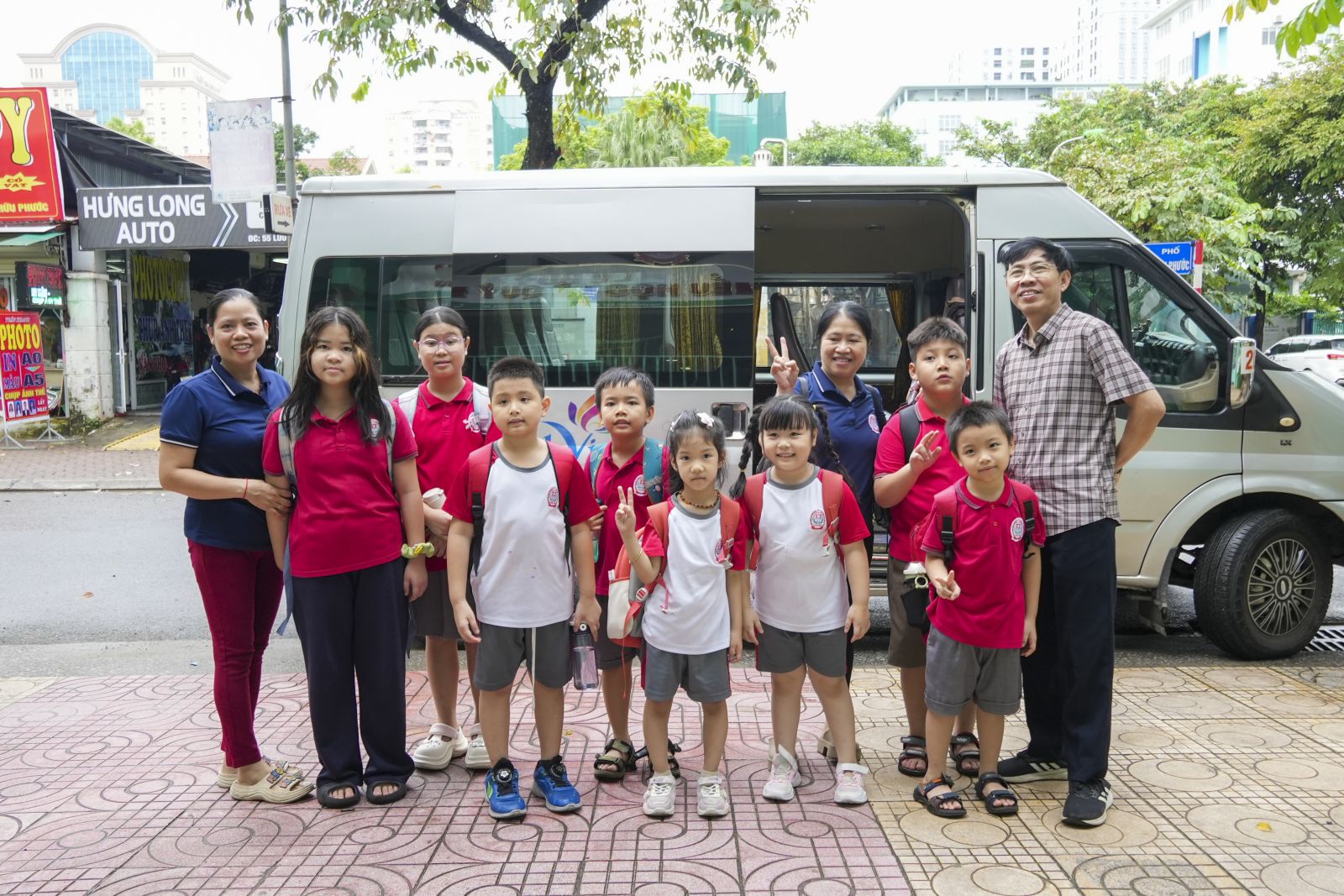 Buổi sáng, nhiều bạn học sinh được xe của trường đưa về tận nhà