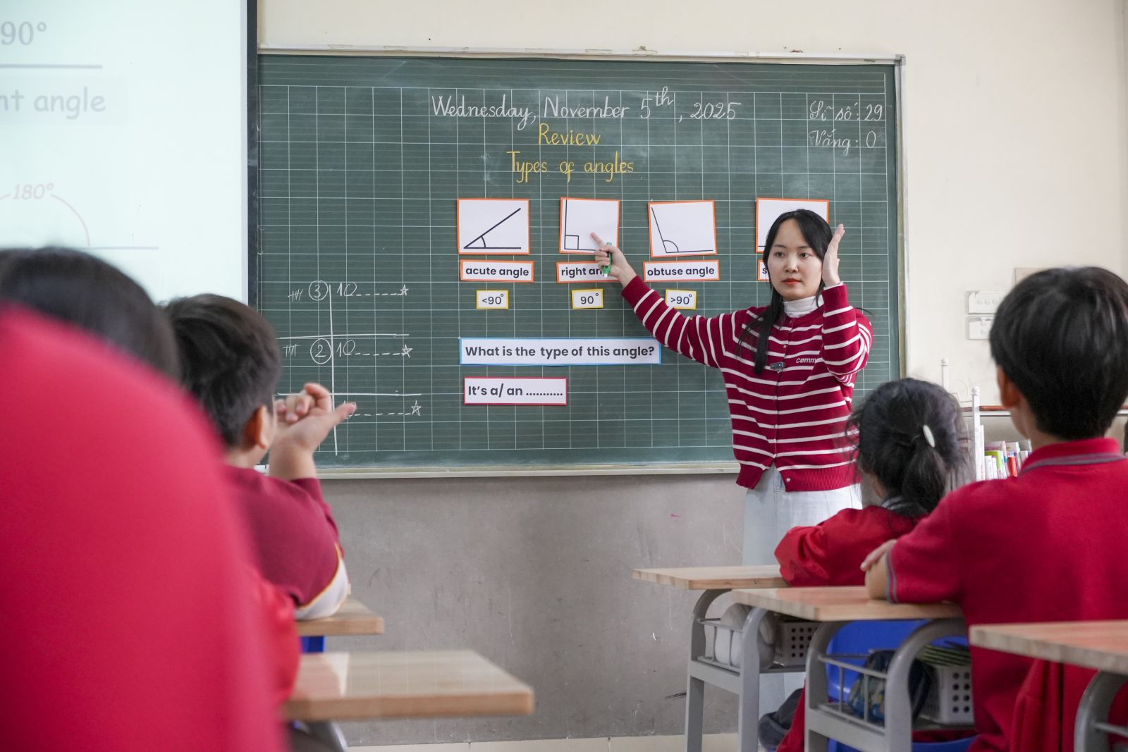 Cô giáo và học sinh Lê Quý Đôn thảo luận về Types of Angles trong tiết Toán tiếng Anh.