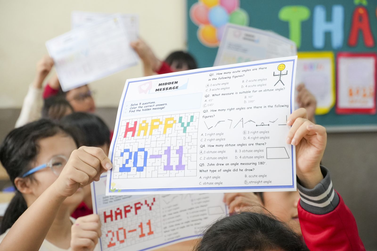 Thiệp 20/11 sáng tạo của học sinh Lê Quý Đôn sử dụng kiến thức các loại góc.